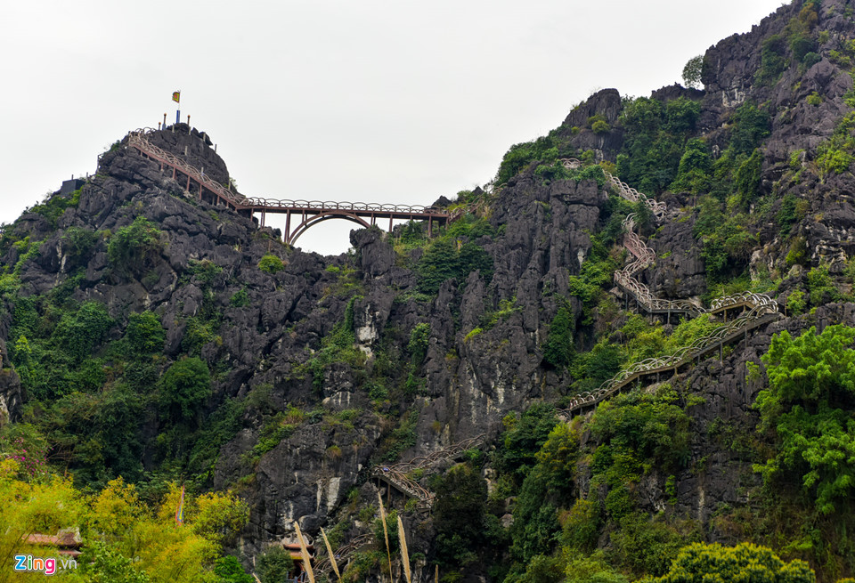 Cận cảnh 2.000 bậc không phép xuyên lõi di sản Tràng An